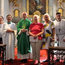 Seelsorger Anton Novinscak mit seinem heutigen liturgischen Team