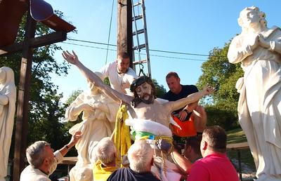 Montage der Figuren am Kreuzberg Deutschfeistritz