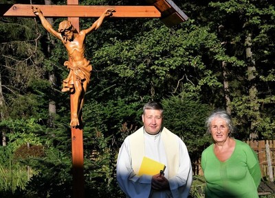 Pfarrer Claudiu Budãu und Elfi Hödl nach der Segnung / Kurt Hödl