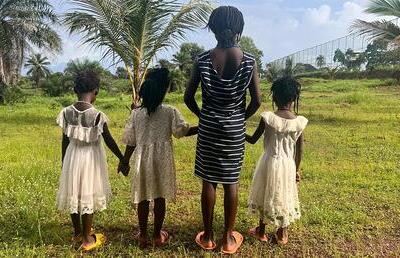 In Sierra Leone wurden diese vier Mädchen erst vor wenigen Wochen Opfer von Menschenhandel. Dank eines Hinweises aus der Bevölkerung konnten die Mädchen befreit werden und ins Kinderschutzzentrum Don Bosco Fambul gebracht werden. 
