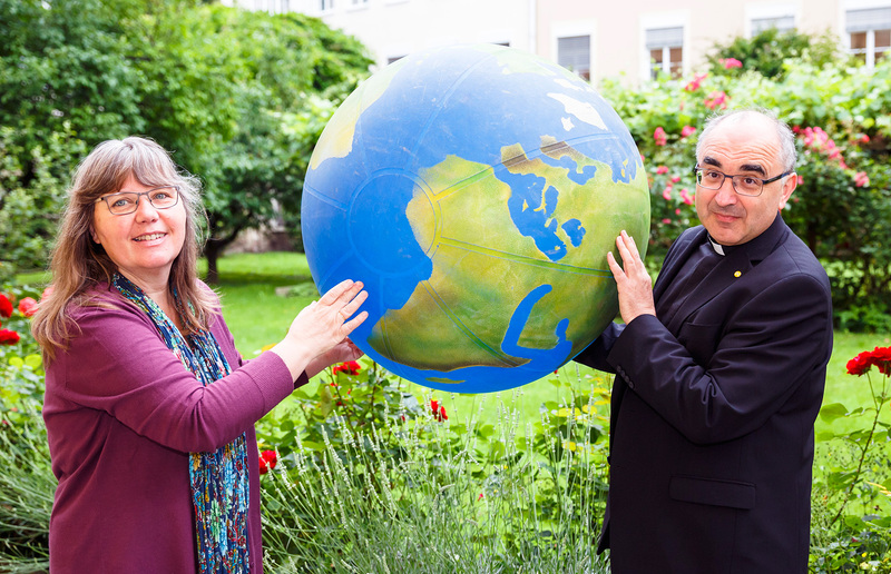 Umweltbeauftragte Hemma Opis-Pieber und Bischof Wilhelm Krautwaschl feiern ein Jahr Laudato Si. / Foto: Gerd Neuhold